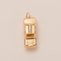 Détail d'un pendentif en forme de voiture dorée vintage avec finitions métalliques précises - Grue De Taxi; Or Kc