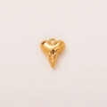 Vue macro d'un pendentif coeur doré avec texture fondue et placage en or 18 carats - Pendentif Cœur d'Amour