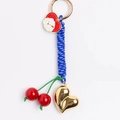 Kleurrijke touwsleutelhanger met rode kersen en een grote gouden hartvormige hanger - Blauw Touw Kers