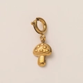 Vista dettagliata di un ciondolo a fungo placcato oro 18k con finitura lucida e chiusura a molla - Fungo