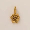 Vue détaillée du pendentif fleur en acier inoxydable plaqué or 18K aux pétales superposés - Pendentif Fleur de Juillet