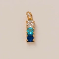 Nahaufnahme des vergoldeten Kristallanhängers mit eleganten weißen und blauen Edelsteinen - Blauer Zirkon Anhänger