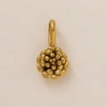 Vue détaillée d'un pendentif fleur plaqué or 18K avec une finition mate texturée - Pendentif Fleur d'Octobre