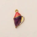 Dettaglio del ciondolo a conchiglia con placcatura in oro e finitura in smalto viola - Ciondolo Conca Viola