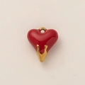 Dettaglio del ciondolo a cuore placcato oro 18K con finitura in smalto rosso e metallo - Pendente a cuore rosso