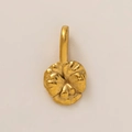 Dettaglio macro del ciondolo a fiore in oro 18K con finitura martellata vintage - Pendaglio Fiore di Febbraio