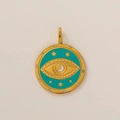 Nahaufnahme des goldenen Evil Eye Anhängers mit Emaille und funkelnden Kristallen - Mond Anhänger