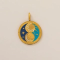 Detail eines 18K vergoldeten Edelstahlanhängers mit Sonne und Mond Emaille-Verzierung - Sonne Mond Stern Anhänger