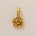 Vue macro détaillée d'un pendentif rose texturé avec placage en or 18 carats et bélière - Pendentif Fleur de Septembre