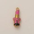 Dettaglio di un ciondolo a rossetto dorato con smalto rosa e nero ed elementi a cuore - Ciondolo Rossetto Rosa