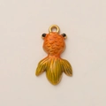Dettaglio del ciondolo a pesce rosso con smalto arancione e scaglie in metallo dorato - Ciondolo Pesce Rosso