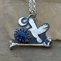 Collana vintage con ciondolo corvo in pietra blu e luna su base in legno - Colomba Bianca