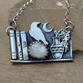 Collana vintage in argento con pietra di luna bianca e incisione di corvo e fiori - Libro Colomba