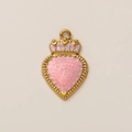 Dettaglio macro del ciondolo a cuore placcato oro 18K con smalto rosa e corona - Ciondolo Cuore Rosa