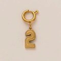 Detail van gouden nummer 2 hanger met veerringsluiting op een lichte achtergrond - Nummer 2 Stijl (2)