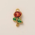Dettaglio di un ciondolo a forma di rosa placcato oro 18K con smalto rosso e verde - Ciondolo a Rosa