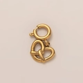 Detailansicht eines 18k vergoldeten Herz-Pretzel-Anhängers mit runder Schließe - Croissant Anhänger / Gold