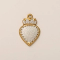 Dettaglio macro del ciondolo a cuore placcato oro 18K con corona e smalto bianco testurizzato - Ciondolo a Cuore Bianco