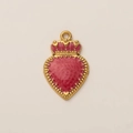 Dettaglio del ciondolo a cuore con corona rosa placcato oro 18K con texture smaltata - Pendente a Cuore Rosso