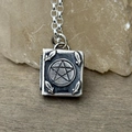 Ciondolo libro grimoire vintage in argento ossidato con incisione pentacolo - Libro Magico Stella