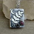 Collana con pendente a libro in argento vintage con rilievo lunare e gemme colorate - Libro Magico Foglia