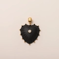 Detail van hartvormige zwarte matte hanger met 14K vergulding en gecentreerde diamant - Zwarte Parelmoer Harthanger met Middensteen / 28*33mm