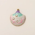 Detail van een vergulde schelphanger met wit email, golven en kleine pareltjes - Roze Parel Hanger Zonder Ketting
