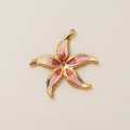 Detail van 18K vergulde zeester hanger met roze en witte emaille inlegwerk - Zeester Parel Hanger Zonder Ketting