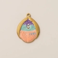 Detail van 18K vergulde druppelhanger met driekleurig email en twee witte parels - Blauw Zeepaardje Hanger Zonder Ketting