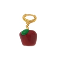 Primo piano dell'orecchino a cerchio dorato con ciondolo a mela in smalto rosso e foglia - Stile Mela (12mm di Larghezza)