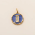 Détail macro du pendentif Gémeaux avec émail bleu et incrustations de cristaux brillants - Gémeaux
