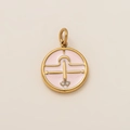 Détail du pendentif zodiaque Balance plaqué or 18K avec émail rose et cristaux - Balance