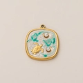 Detalle de colgante de tortuga marina bañada en oro de 18K con esmalte y perlas - Colgante de Tortuga Marina Azul Perla Sin Cadena
