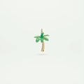 Vue détaillée d'un pendentif palmier avec feuilles en émail vert et tronc en métal doré - Style Cocotier (JXNK251317U)