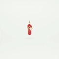 Vue détaillée du pendentif tong en or 18K avec émail rouge et détail de fleur blanche - Style Tongs (JXNK251317U)