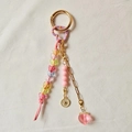 Detail of 18K gold-plated DIY keychain with peach pendant and colorful heart beads - Colorful Heart Pendant