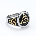 Anillo de sello vintage de acero inoxidable con nudo celta dorado en fondo blanco - US 7 / Oro y Plata