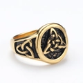 Anillo vintage de acero inoxidable dorado con nudo celta y acabado en esmalte negro - US 7 / Dorado