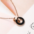 Halskette mit doppelten Ringen aus Roségold, schwarzer Emaille und römischen Ziffern - Roségold Schwarz Muschel