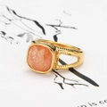 Bague ajourée dorée avec pierre de soleil orange carrée pour hommes et femmes - Pierre Orange Vif Dorée