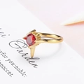 Elegante anello a punta dorato con gemma rossa scintillante in stile minimalista - US 6 / Oro Rosso