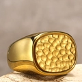 Makroaufnahme eines goldenen Siegelrings mit Hammerschlagtextur und Hochglanzpolitur - US 7 / Gold