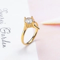 Dettaglio anello dorato con zircone rotondo e castone con trama verticale lucida - US 6 / Oro Bianco