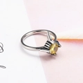 Dettaglio di un anello a punta argento con una pietra di cristallo rotonda giallo vivace - Base Acciaio Pietra Gialla