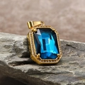 Vista macro de un colgante de gema azul rectangular con marco dorado y cristales pavimentados - Solo Colgante (Sin Cadena) / Oro Azul Lago (HT-4146)