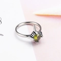 Anello punk argento con gemma verde oliva e dettagli di ali meccaniche in stile retrò - Colore acciaio