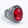 Detailansicht Herren Vintage Edelstahlring mit rotem ovalem Stein und Wabenmuster Textur - Größe 7 / Stahlfarben Roter Edelstein