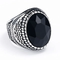 Nahaufnahme eines Vintage-Herrenrings aus Edelstahl mit facettiertem schwarzem Stein - Größe 7 / Stahlfarbe Schwarzer Edelstein