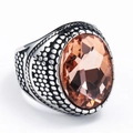 Detail eines Vintage Herrenrings aus Edelstahl mit Champagner-Edelstein und Schnitzereien - Größe 7 / Stahlfarbe Champagner-Edelstein