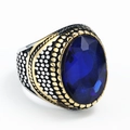 Detailansicht eines Herrenrings im Vintage-Stil mit blauem Edelstein und zweifarbigem Relief - Größe 7 / Zweifarbiger Tiefblauer Edelstein